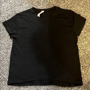 Like New Lululemon Patterned Black Short Sleeve Tee